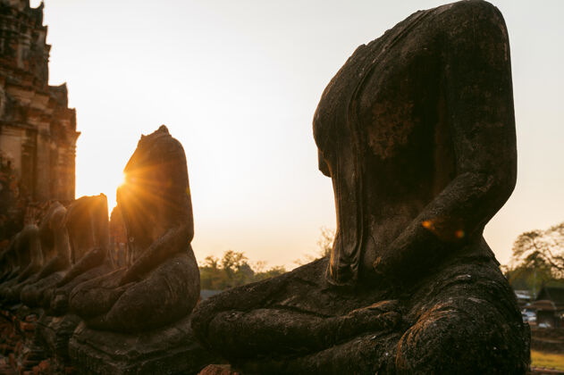 苏霍泰大城府历史公园的佛像 泰国的瓦特查纳拉姆佛寺著名佛教寺庙