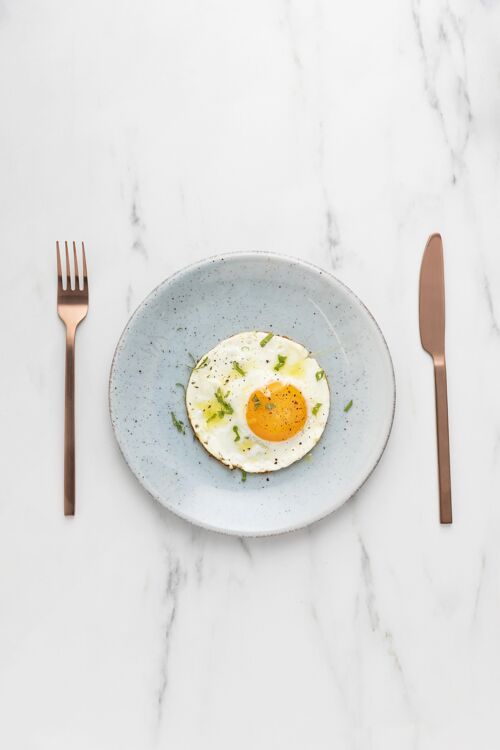 垂直早餐煎蛋餐具顶视图顶视图健康盘子