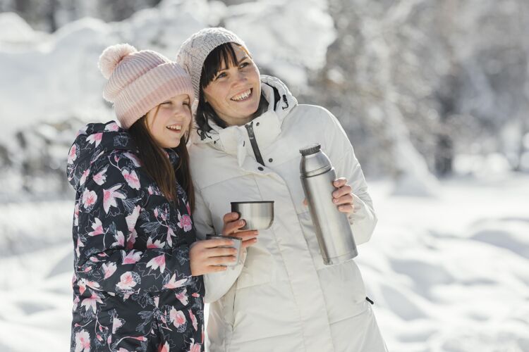 旅行中枪笑脸妈妈和女孩水平冬天孩子