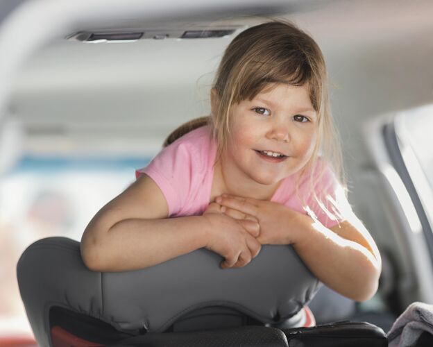 旅行中枪笑脸女孩在车里孩子家庭中景