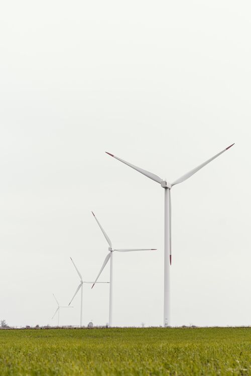 走向绿色现场风力涡轮机的前视图 带有复制空间风能电能风力涡轮机