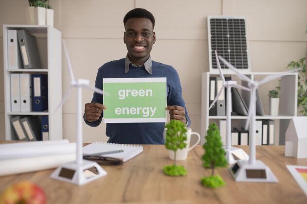 环境工程拿着绿色能源纸的人环境拯救地球可再生能源