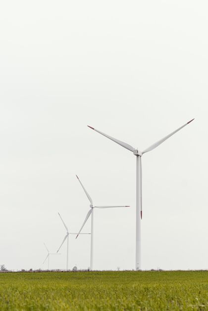 走向绿色现场风力涡轮机的前视图 带有复制空间风能电能风力涡轮机
