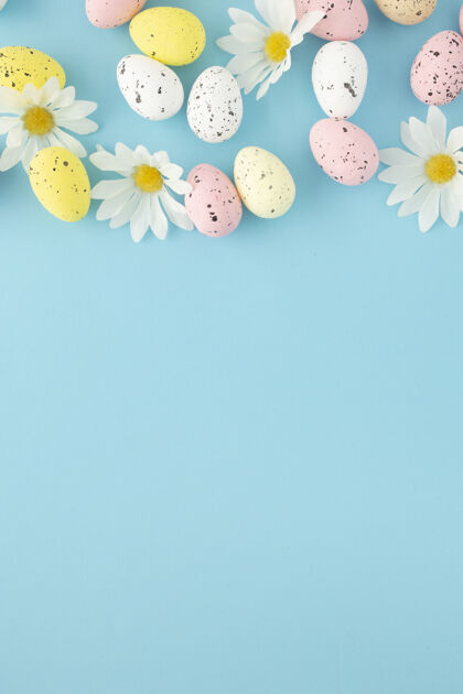 花卉复活节请柬与彩蛋和雏菊在蓝色背景与复制空间顶视图复活节复活节