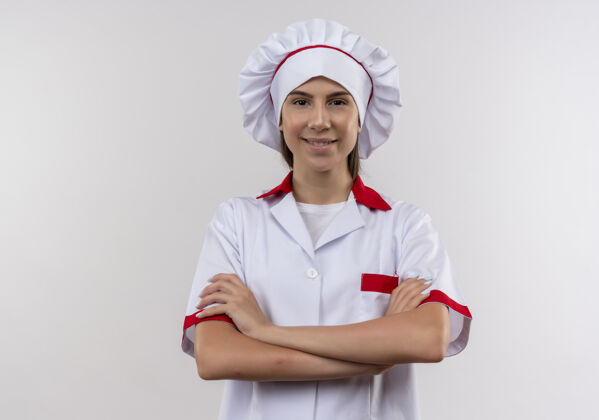 制服年轻微笑的白人厨师女孩身着厨师制服 双臂交叉站在白色的地板上 留有复印空间复制空间女孩