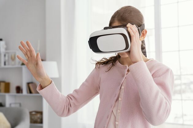 娱乐小女孩玩虚拟现实耳机的正面图水平女孩虚拟现实