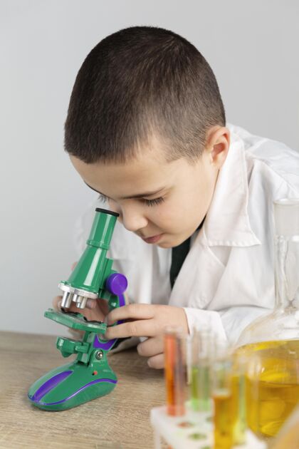 男孩实验室里拿显微镜的男孩实验室显微镜实验室