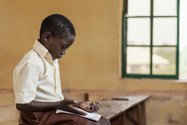 孩子非洲孩子在课堂上学习教育非洲青年
