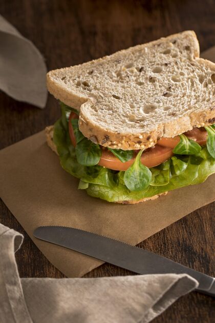 佳肴高角度的三明治 绿色和西红柿自制面包小吃