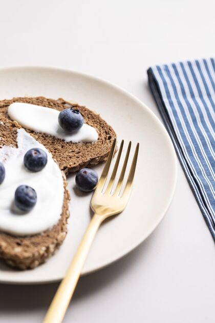 营养高角度美味的早餐吐司 盘上有蓝莓切片垂直自制