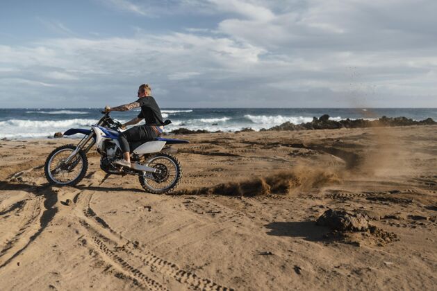 冒险夏威夷骑摩托车的人夏威夷模型姿势