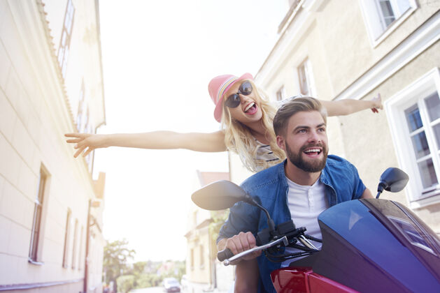 女人一对年轻夫妇骑着摩托车浪漫旅程运动