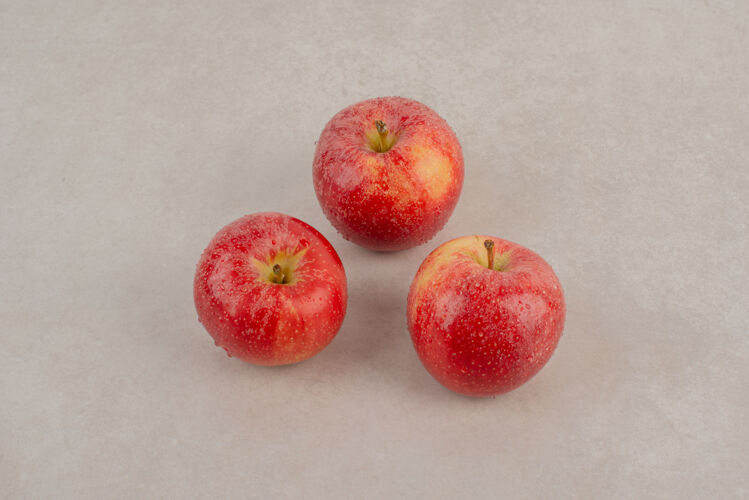 食物大理石桌上有三个红苹果红色苹果美味