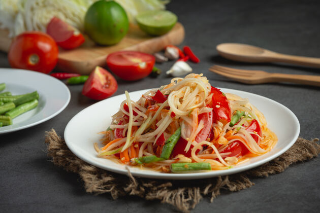 蔬菜泰国菜；索姆图姆或木瓜沙拉草药餐厅自然