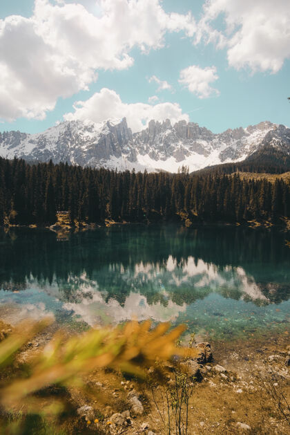 湖泊水和绿色松树的身体自然山脉山脉