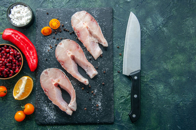 肉顶视图深色背景上的新鲜鱼片海鲜海洋肉食沙拉水胡椒食品切肉刀沙拉胡椒