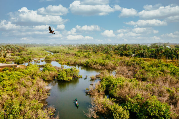 湖泊鸟瞰湿地 人们乘船游览 享受大自然冒险河流探险