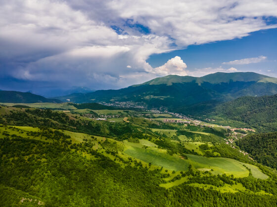 山在亚美尼亚的迪利詹景观惊人的空中拍摄风景山谷乡村