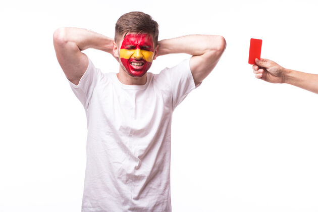 男人年轻的西班牙男足球迷用红牌隔离在白墙上足球比赛欧洲兴奋
