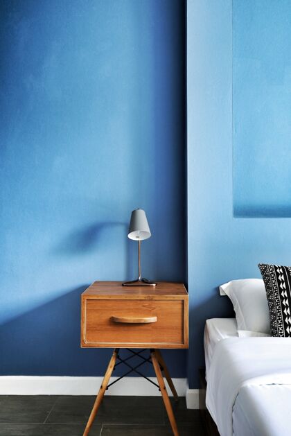 卧室蓝色色调现代卧室室内设计的垂直镜头窗户地板家具