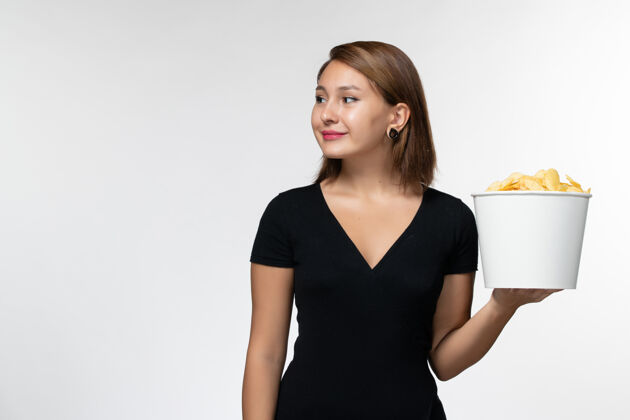 电影院正面图：身穿黑色衬衫的年轻女性 手拿薯片放在浅白的表面上美丽女士动画