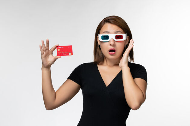 电影正面图：手持银行卡的年轻女性戴着一副白色的太阳镜前面银行太阳镜