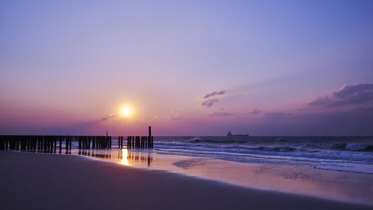 天空美丽的日落景色和紫色的云彩在海滩上海洋海滩海