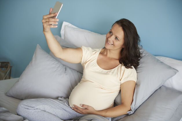 手机孕妇自拍当代怀孕母亲