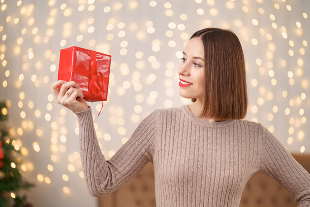 庆典年轻快乐的女人红唇画像看着包装好的礼盒正面女人礼物