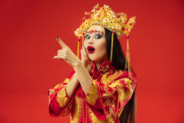 美丽中国传统的优雅女子在红墙工作室服装女人女演员