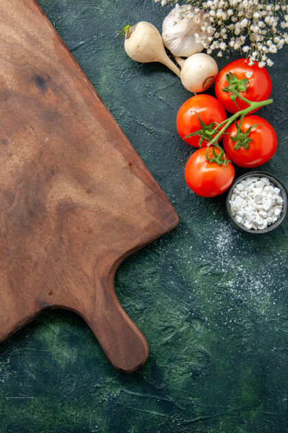大蒜顶视图新鲜的红色西红柿和大蒜在黑暗的表面健康餐饮食沙拉食品颜色照片桌新鲜的红色西红柿游戏沙拉