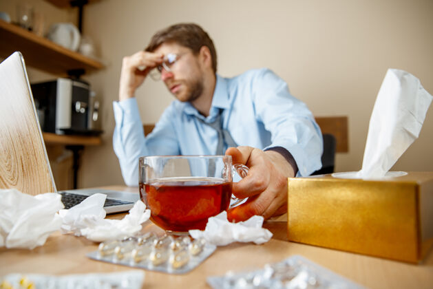 眼睛男人感到恶心和疲倦 喝着茶业务压力工作