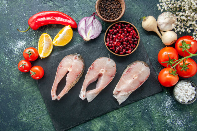 胡椒顶视图新鲜鱼片和红色番茄放在一张深色的桌子上海鲜海洋肉类海餐胡椒菜食物沙拉水风景沙拉午餐