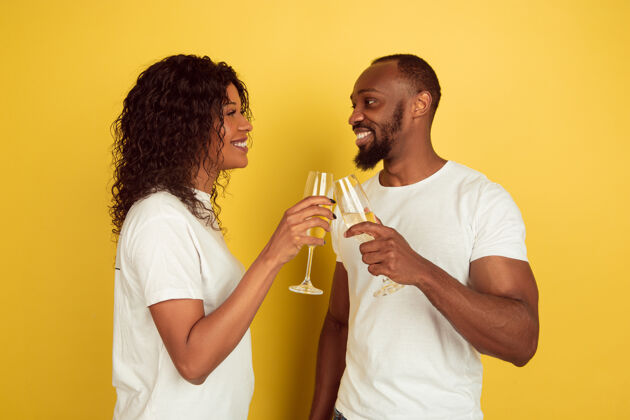 情人年轻夫妇喝香槟庆祝关系情侣