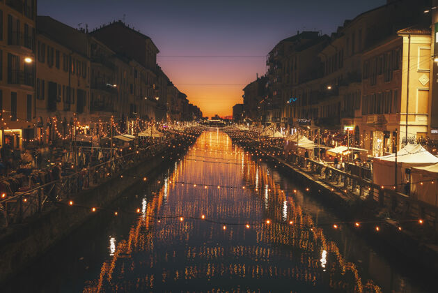 夜晚河面上弦光的反光摄影市中心河米兰
