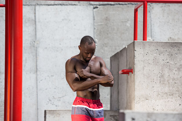 非洲健身运动员在体育场做运动身体非洲运动员