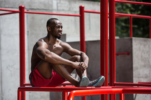 物理健身运动员在体育场做运动非洲身体男子