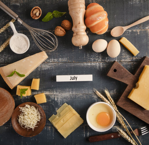 核桃一个美味的奶酪拼盘与核桃 鸡蛋 面粉在桌上与“七月”字鸡蛋餐桌产品