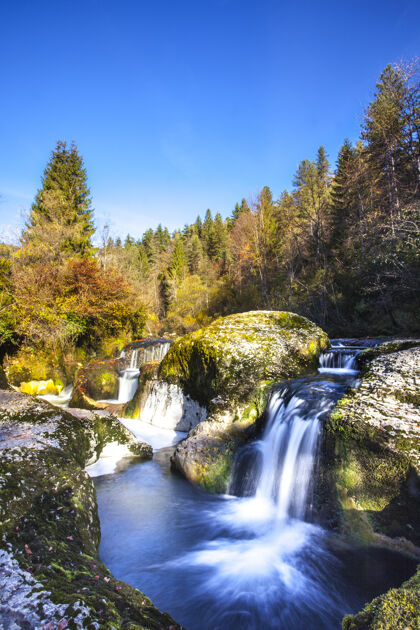 景观法国艾因岩石上的小山瀑布森林自然背景