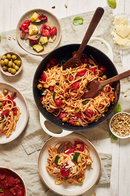健康特写镜头的意大利面与蔬菜和配料在一张白色的桌子上美食香草配料
