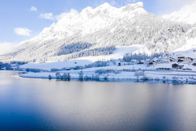 山在阳光明媚的日子里 美丽的湖光山色和雪山景色度假风景放松