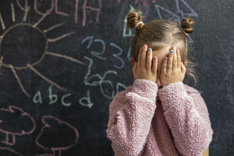 年轻画像小女孩难过地捂着脸沮丧女孩姿势