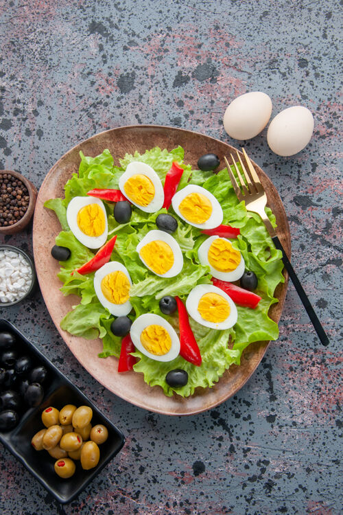 盘子顶视图美味的鸡蛋沙拉与绿色沙拉和橄榄在轻背景晚餐饮食橄榄