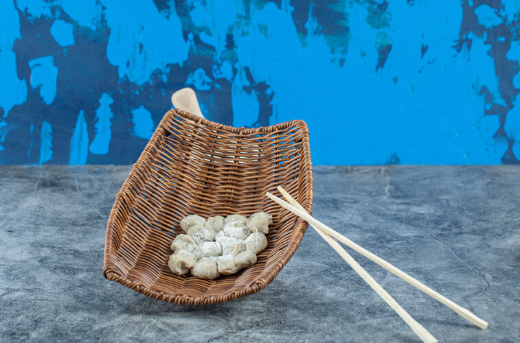 培尔门柳条筐生饺子和筷子美味手工制作篮子