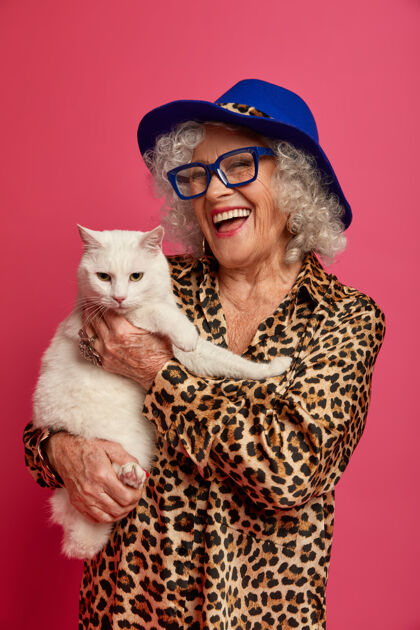 快乐幸福的皱纹时尚奶奶与美丽的猫特写肖像生活方式奶奶人类