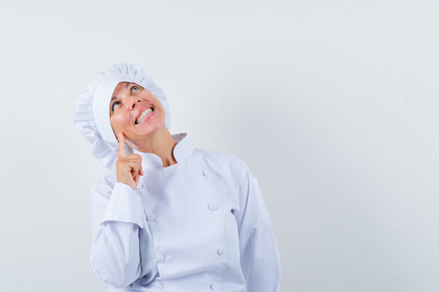 魅力一位身穿白色制服的女厨师抬起头来 看上去很体贴女士休闲制服