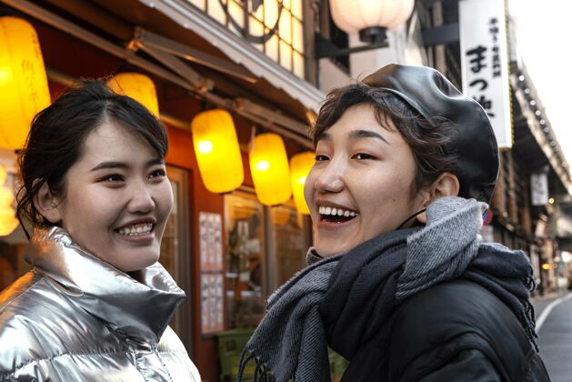 人快乐的朋友们一起在外面度过时光笑户外亚洲人