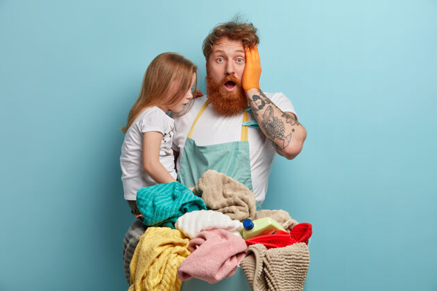 衣服爸爸和女儿准备要洗的衣服卫生男亲子关系