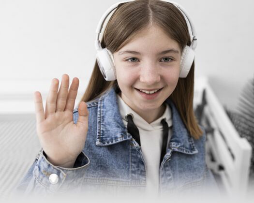 互联写微笑女孩戴耳机技术在线特写