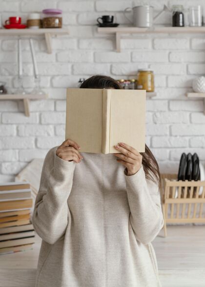 信息女人用书遮住脸垂直信息文学